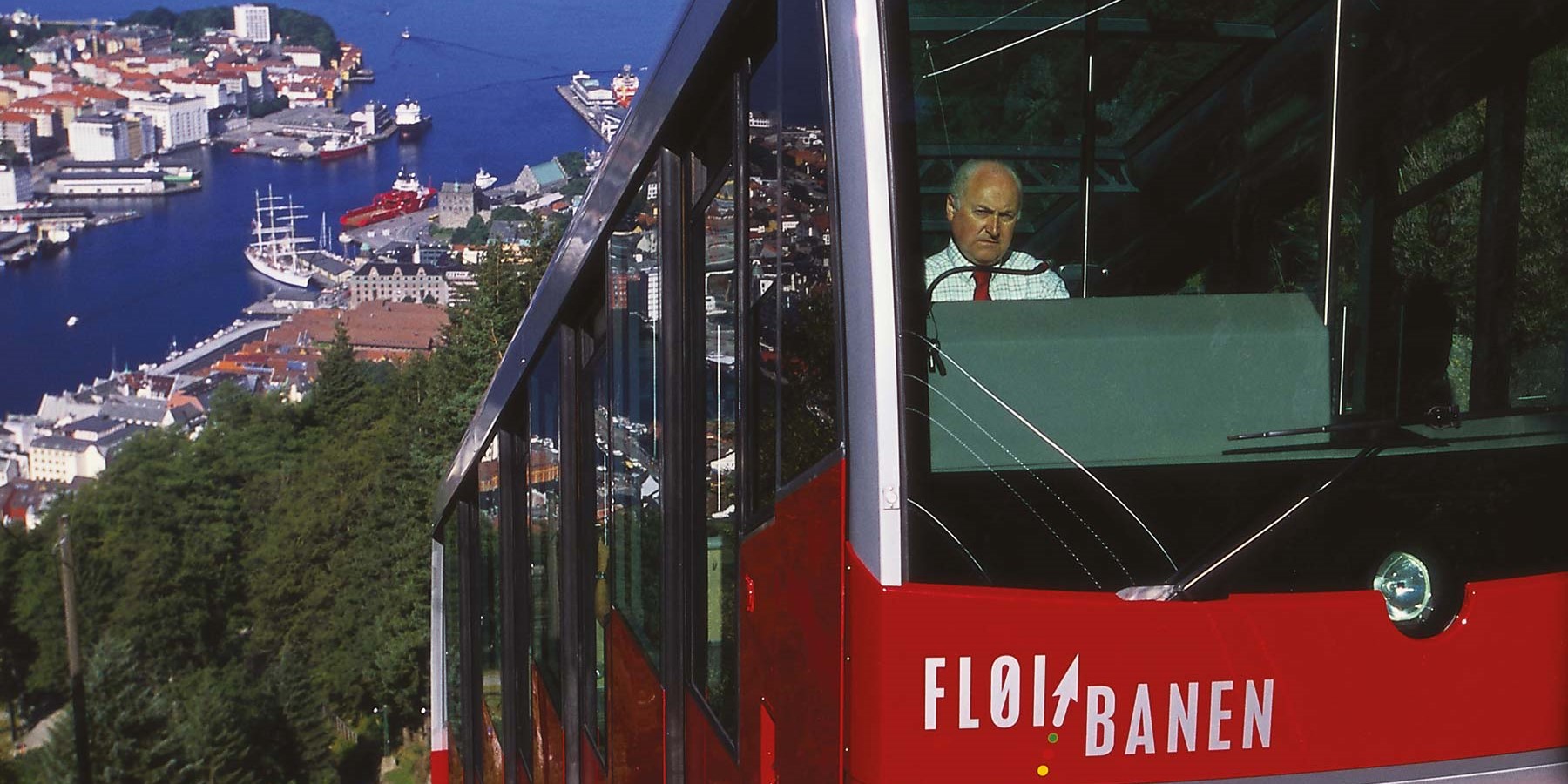 Montez sur le funiculaire Fløibanen et profitez d' une marche apaisante sur les hauteurs de Bergen